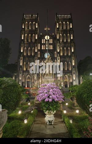 Hanoi, Vietnam - 7 février 2024 : vue en soirée de la cathédrale Saint-Joseph, à Hanoi, Vietnam Banque D'Images