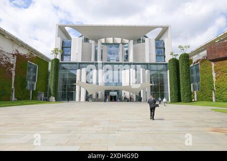 Berlin, Deutschland 23. Juni 2024 : Begrüßung des Präsidenten der Republik Argentinien - 23.06.2024 Im Bild : Bundeskanzleramt mit einzelner person auf dem Ehrenhof *** Berlin, Allemagne 23 juin 2024 Accueil du Président de la République Argentine 23 06 2024 en photo Chancellerie fédérale avec une seule personne dans la cour d'honneur Copyright: xFotostandx/xReuhlx Banque D'Images