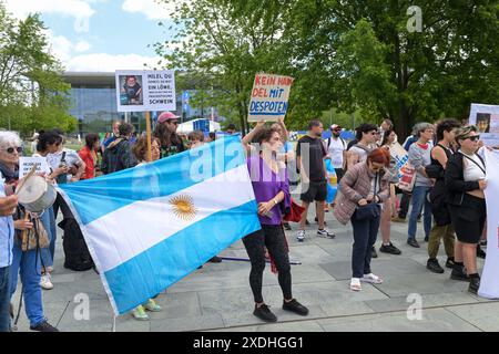 Berlin, Deutschland 23. Juni 2024 : Begrüßung des Präsidenten der Republik Argentinien - 23.06.2024 Im Bild : Demonstranten gegen Javier Milei, Präsident Argentiniens vor dem Bundeskanzleramt mit Transparenten und grosser Argentinienflagge *** Berlin, Allemagne 23 juin 2024 Accueil du Président de la République Argentine 23 06 2024 dans la photo manifestants contre Javier Milei, Président de l'Argentine devant la Chancellerie fédérale avec des bannières et un grand drapeau argentin Copyright : xFotostandx/xReuhlx Banque D'Images