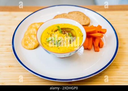 Bouillie de pois chiches nutritive et salée avec des carottes Banque D'Images