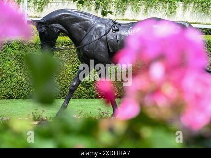 La statue de Charlie Langton de Yeats, quatre fois vainqueur de la Gold Cup, dans le Parade Ring lors du Royal Ascot 2024 à l'hippodrome d'Ascot, Ascot Picture by ni Banque D'Images