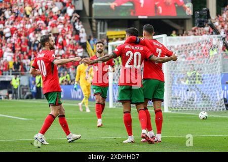 Dortmund, Allemagne. 22 juin 2024. Portugal Cristiano Ronaldo célèbre le Portugal Bruno Fernandes 3e but avec le Portugal Bernardo Silva Portugal Joao Cancelo 0-3 lors du match Turquie vs Portugal UEFA Euro 2024 Groupe F au stade BVB, Dortmund, Allemagne le 22 juin 2024 crédit : Every second Media/Alamy Live News Banque D'Images
