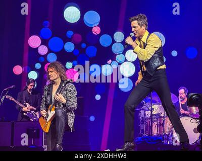 22 juin 2024 : Brandon Flowers, Dave Keuning, et Ronnie Vannucci Jr, du groupe de rock américain â€˜The Killersâ€™, se produisent lors de la dernière nuit de leur résidence de 5 nuits à la Co-Op Live Arena de Manchester, 2024...Co-op Live est une arène intérieure à Manchester, en Angleterre, située sur le campus Etihad à côté du City of Manchester Stadium. Inauguré le 14 mai 2024, il a la plus grande capacité maximale de tous les stades intérieurs en Europe, plus grande que le Manchester Arena existant, qui se trouve à moins de 3 miles. (Crédit image : © Myles Wright/ZUMA Press Wire) USAGE ÉDITORIAL SEULEMENT! Non destiné à UN USAGE commercial ! Banque D'Images