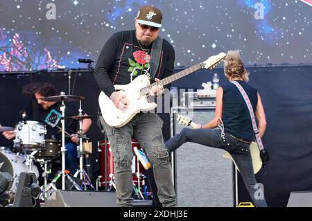 John Fred Young , Chris Robertson und Ben Wells von Black Stone Cherry live auf dem Summerside Festival 2024 beim Flugplatz. Grenchen, 22.06.2024 *** John Fred Young , Chris Robertson et Ben Wells de Black Stone Cherry en concert au Summerside Festival 2024 à Grenchen Airfield, 22 06 2024 Foto:XP.xFrauchigerx/xFuturexImagex Cherry 4617 Banque D'Images