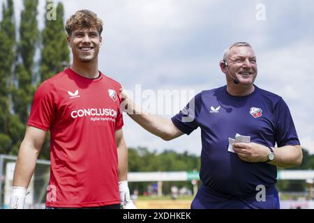 UTRECHT , 23-06-2024 , Sportpark Elinkwijk , Néerlandais Eredivisie , saison 2024 / 2025 , Football . Première formation FC Utrecht . Tom de Graaff, gardien de but d'Utrecht, et Ron Jans, entraîneur d'Utrecht Banque D'Images