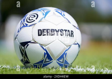 UTRECHT , 23-06-2024 , Sportpark Elinkwijk , Néerlandais Eredivisie , saison 2024 / 2025 , Football . Première formation FC Utrecht . Derbystar match ball Banque D'Images