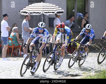 Zottegem, Belgique. 23 juin 2024. Tim Declercq belge de Lidl-Trek (C) photographié en action lors de la course d'élite masculine des Championnats de Belgique de cyclisme, 220 km, de Sint-Lievens-Houtem à Zottegem, dimanche 23 juin 2024. GROUPE DE PHOTOS BELGA TOM GOYVAERTS crédit : Belga News Agency/Alamy Live News Banque D'Images