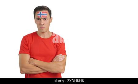 Homme digne et sérieux avec drapeau norvégien peint sur le visage Banque D'Images