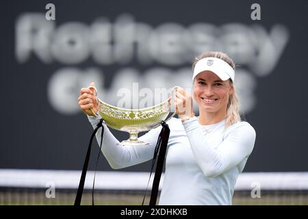 Yulia Putintseva célèbre avec le trophée Maud Watson après sa victoire contre Ajla Tomljanovic dans la finale féminine en simple au neuvième jour du Rothesay Classic au Edgbaston Priory Club, Birmingham. Date de la photo : dimanche 23 juin 2024. Banque D'Images