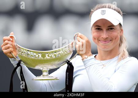Yulia Putintseva célèbre avec le trophée Maud Watson après sa victoire contre Ajla Tomljanovic dans la finale féminine en simple au neuvième jour du Rothesay Classic au Edgbaston Priory Club, Birmingham. Date de la photo : dimanche 23 juin 2024. Banque D'Images