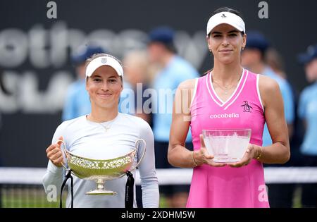 Yulia Putintseva (à gauche) avec le trophée Maud Watson après la victoire contre Ajla Tomljanovic (à droite) dans la finale féminine en simple au neuvième jour du Rothesay Classic à Edgbaston Priory Club, Birmingham. Date de la photo : dimanche 23 juin 2024. Banque D'Images