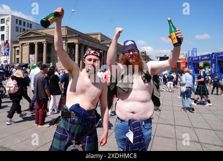 Les supporters écossais à Stuttgart avant leur match de l'Euro 2024 contre la Hongrie ce soir. Date de la photo : dimanche 23 juin 2024. Banque D'Images