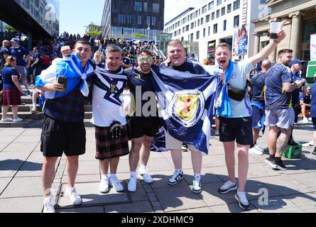 Les supporters écossais à Stuttgart avant leur match de l'Euro 2024 contre la Hongrie ce soir. Date de la photo : dimanche 23 juin 2024. Banque D'Images