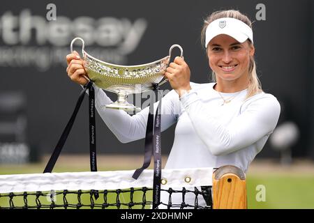 Yulia Putintseva célèbre avec le trophée Maud Watson après sa victoire contre Ajla Tomljanovic dans la finale féminine en simple au neuvième jour du Rothesay Classic au Edgbaston Priory Club, Birmingham. Date de la photo : dimanche 23 juin 2024. Banque D'Images