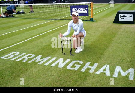 Yulia Putintseva célèbre avec le trophée Maud Watson après sa victoire contre Ajla Tomljanovic dans la finale féminine en simple au neuvième jour du Rothesay Classic au Edgbaston Priory Club, Birmingham. Date de la photo : dimanche 23 juin 2024. Banque D'Images