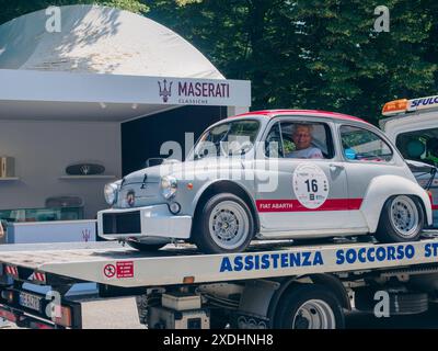 Castellarquato, Italie - 22 juin 2024 Silver Flag événement , Classic blanc Fiat abarth voiture de rallye étant chargé sur une dépanneuse avec un mécanicien surveillant Banque D'Images