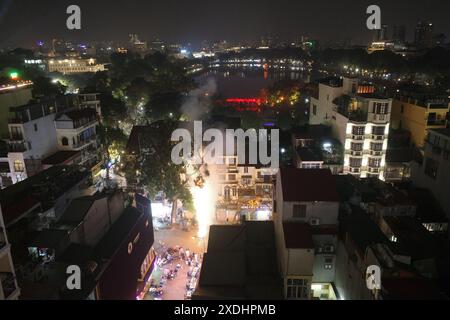 Hanoi, Vietnam - 10 février 2024 : feux d'artifice sur le lac Hoan Kiem pour célébrer Têt, le nouvel an lunaire vietnamien Banque D'Images