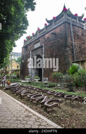 Hanoi, Vietnam - 9 février 2024 : porte d'entrée de la citadelle impériale de Thang long, Hanoi, Vietnam Banque D'Images