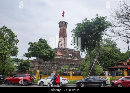 Hanoi, Vietnam - 9 février 2024 : tour du drapeau de Hanoi près de la citadelle impériale de Thang long Banque D'Images