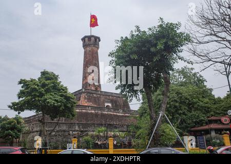 Hanoi, Vietnam - 9 février 2024 : tour du drapeau de Hanoi près de la citadelle impériale de Thang long Banque D'Images