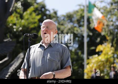 Christy Moore chantant lors d'une cérémonie de commémoration Stardust au Garden of Remembrance à Dublin, en l'honneur des victimes, survivants et personnes touchées par l'incendie Stardust à Dublin. Date de la photo : dimanche 23 juin 2024. Banque D'Images