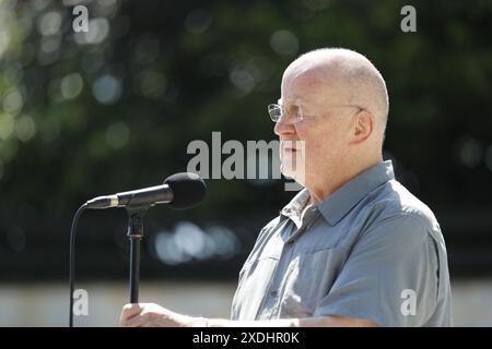 Christy Moore chantant lors d'une cérémonie de commémoration Stardust au Garden of Remembrance à Dublin, en l'honneur des victimes, survivants et personnes touchées par l'incendie Stardust à Dublin. Date de la photo : dimanche 23 juin 2024. Banque D'Images