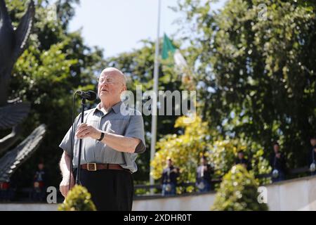 Christy Moore chantant lors d'une cérémonie de commémoration Stardust au Garden of Remembrance à Dublin, en l'honneur des victimes, survivants et personnes touchées par l'incendie Stardust à Dublin. Date de la photo : dimanche 23 juin 2024. Banque D'Images