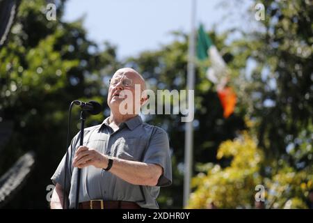 Christy Moore chantant lors d'une cérémonie de commémoration Stardust au Garden of Remembrance à Dublin, en l'honneur des victimes, survivants et personnes touchées par l'incendie Stardust à Dublin. Date de la photo : dimanche 23 juin 2024. Banque D'Images