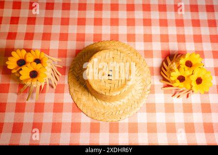 Fond décoratif pour la fête brésilienne Festa Junina. Avec tournesols et chapeaux de paille. Banque D'Images