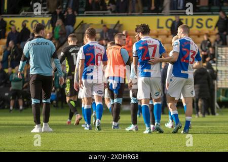 Adam Wharton de Blackburn Rovers est vu interagir avec Lewis Travis de Blackburn Rovers après le match du Sky Bet Championship entre Norwich City et Blackburn Rovers à Carrow Road, Norwich le dimanche 5 novembre 2023. (Photo : David Watts | mi News) crédit : MI News & Sport /Alamy Live News Banque D'Images