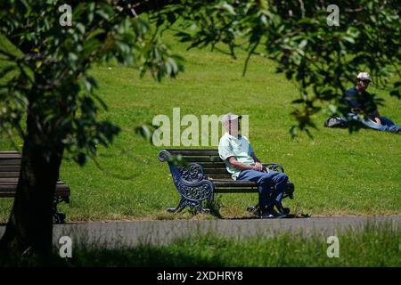 Les gens apprécient le temps ensoleillé à Sefton Park à Liverpool. Date de la photo : dimanche 23 juin 2024. Banque D'Images