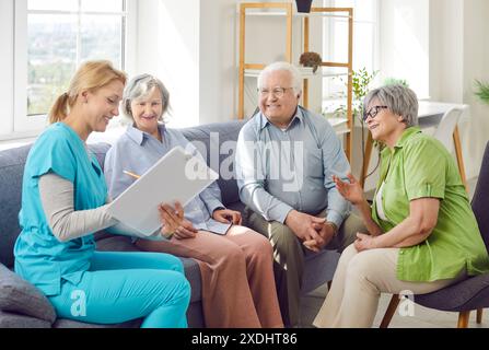 Infirmière effectuant un bilan médical pour les patients âgés en maison de soins infirmiers Banque D'Images