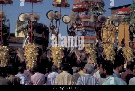 Agriculteurs avec leurs éléphants au traditionnel Pooram ou Elephant Festival et Temple Festival dans la ville de Thrissur ou Trichur dans la province de Ker Banque D'Images