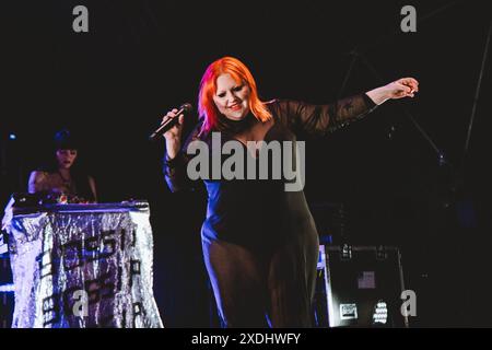 Rome, Italie. 22 juin 2024. La chanteuse Beth Ditto se produit sur scène avec son groupe Gossip à la Villa Ada à Rome, en Italie. Crédit : SOPA images Limited/Alamy Live News Banque D'Images