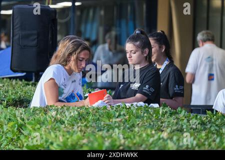 Rome, Italie. 22 juin 2024. Simona Quadarella d'Italie signe des autographes pour les fans lors de la deuxième journée aux internationaux de natation du 60e Trophée Settecolli. Crédit : SOPA images Limited/Alamy Live News Banque D'Images