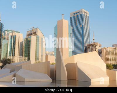 Une ligne d'horizon de la ville à Abu Dhabi avec un parc à l'allure moderne. Musée du patrimoine moderne de Qasr al Hosn et gratte-ciel modernes. Abu Dhabi ville monuments célèbres, Banque D'Images