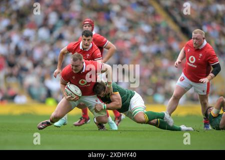 Dewi Lake of Wales est attaqué alors qu'il avance lors du match amical international entre l'Afrique du Sud et le pays de Galles au Twickenham Stadium, Twickenham, Royaume-Uni, le 22 juin 2024. Photo de Phil Hutchinson. Utilisation éditoriale uniquement, licence requise pour une utilisation commerciale. Aucune utilisation dans les Paris, les jeux ou les publications d'un club/ligue/joueur. Banque D'Images