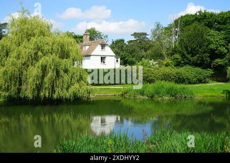 Mill House à côté de la queue de l'ancien moulin à eau à Grantchester Banque D'Images