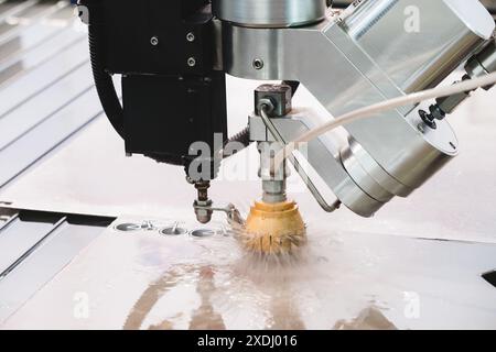 Machine industrielle de découpe à l'eau de tôles Banque D'Images