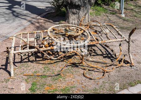 Vélo et clôture temporaire recouverts de boue et de petites coquilles, récupérés de la rivière aura à Turku, Finlande Banque D'Images