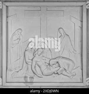 Jésus est posé dans le tombeau. Station XIV du chemin de Croix. Valinhos (Fátima), Portugal. Banque D'Images