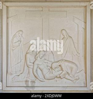 Jésus est posé dans le tombeau. Station XIV du chemin de Croix. Valinhos (Fátima), Portugal. Banque D'Images