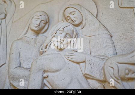 Jésus est posé dans le tombeau. Station XIV du chemin de Croix. Valinhos (Fátima), Portugal. Banque D'Images