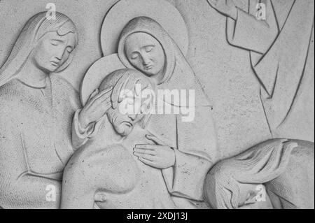 Jésus est posé dans le tombeau. Station XIV du chemin de Croix. Valinhos (Fátima), Portugal. Banque D'Images