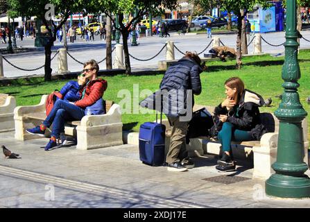 Les gens profitent d'une journée ensoleillée sur la place Syntagma à Athènes, Grèce, le 12 2020 mars. Banque D'Images