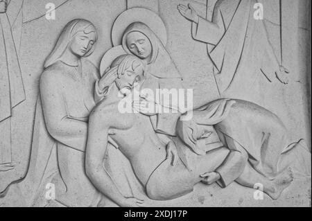 Jésus est posé dans le tombeau. Station XIV du chemin de Croix. Valinhos (Fátima), Portugal. Banque D'Images