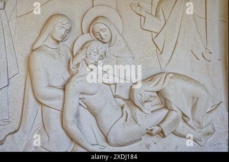 Jésus est posé dans le tombeau. Station XIV du chemin de Croix. Valinhos (Fátima), Portugal. Banque D'Images