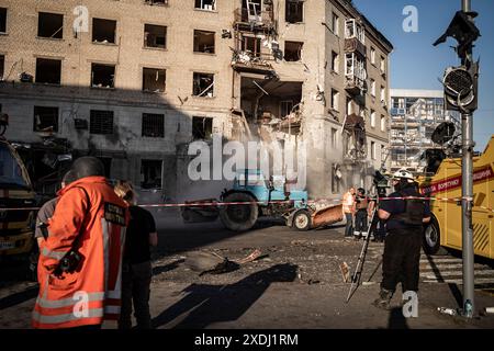 Nicolas Cleuet / le Pictorium - Kharkiv - Une bombe aérienne de 250 kg frappe la gare routière - 22/06/2024 - Ukraine / oblast de kharkiv / kharkiv - depuis début juin, les Russes ont largué 700 bombes planantes sur la ville de Kharkiv. Un modèle UMPB D30 de 250 kg a frappé la zone animée de la gare routière au carrefour de l'avenue Yuri Gagarin. Au total, 53 personnes ont été blessées, dont beaucoup d'enfants, et deux personnes ont été tuées. Banque D'Images