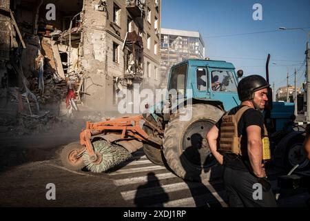 Nicolas Cleuet / le Pictorium - Kharkiv - Une bombe aérienne de 250 kg frappe la gare routière - 22/06/2024 - Ukraine / oblast de kharkiv / kharkiv - depuis début juin, les Russes ont largué 700 bombes planantes sur la ville de Kharkiv. Un modèle UMPB D30 de 250 kg a frappé la zone animée de la gare routière au carrefour de l'avenue Yuri Gagarin. Au total, 53 personnes ont été blessées, dont beaucoup d'enfants, et deux personnes ont été tuées. Banque D'Images