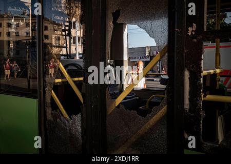 Nicolas Cleuet / le Pictorium - Kharkiv - Une bombe aérienne de 250 kg frappe la gare routière - 22/06/2024 - Ukraine / oblast de kharkiv / kharkiv - depuis début juin, les Russes ont largué 700 bombes planantes sur la ville de Kharkiv. Un modèle UMPB D30 de 250 kg a frappé la zone animée de la gare routière au carrefour de l'avenue Yuri Gagarin. Au total, 53 personnes ont été blessées, dont beaucoup d'enfants, et deux personnes ont été tuées. Banque D'Images